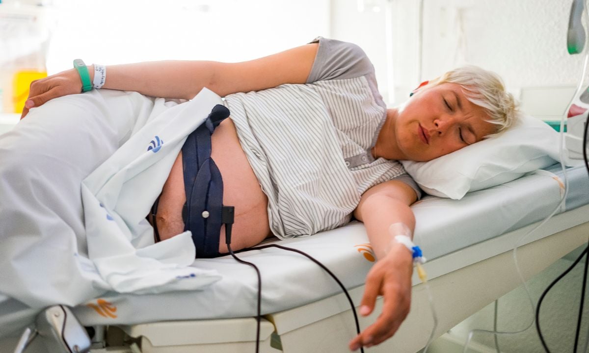 Těhotná žena při CTG vyšetření v porodnici