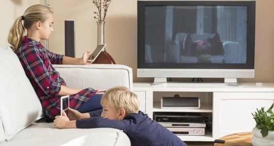 Děti sledující televizi a tablety