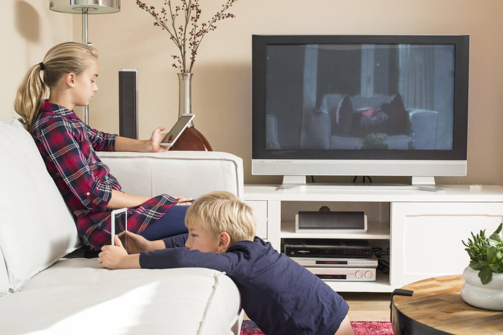 Děti sledující televizi a tablety