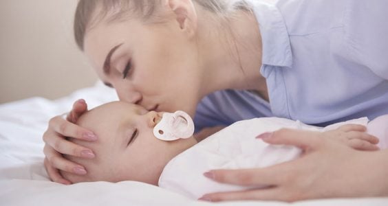 Spící miminko s maminkou