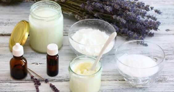 Domácí deodorant z kokosového oleje, škrobu a jedlé sody