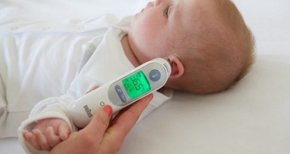 Měření teploty teploměrem Braun u ouška miminka
